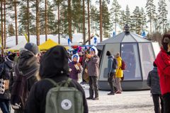 Event Parkissa yleisöä palvelivat yritysten ja muiden yhteisöjen esittely- ja myyntipisteet. Kuva: Nina Svahn
