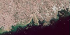Grumligheten från vårens avrinningsvatten på Finlands sydkust. Innehåller redigerade Copernicus-data & USGS/NASA Landsat program data, SYKE 22.4.2022.
