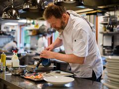 Hanaholmens kökschef Lukas Hemnell tillreder en hel del fisk i restaurang Plats. En del av restaurangens behov täcks av den fisk som Christer Hackman fångar i vattnen runt Hanaholmen. Fotograf: Robert Lindström.