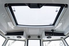 A large electric roof hatch is standard equipment. Standard equipment on both versions of the new Phantom Cabin is extremely comprehensive and includes the 16” Buster Q smart display, Navionics electronic navigation charts, a heater, electro-hydraulic power steering, sonar, trim tabs, dual battery system and Yamaha Y-COP immobiliser system.