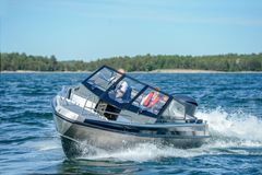 The Magnum’s big brother, the 7.7-metre long SuperMagnum, is certified for ten persons and can reach a top speed of 57 knots when powered by the Yamaha F350 V8 engine.