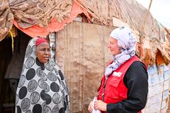 Finlands Röda Kors direktör för internationell biståndsverksamhet Tiina Saarikoski (till höger) besökte i september Somaliland i Somalia. På bilden berättar Marian som bor i byn Odwienne om familjens svåra hälsosituation. Bild: Rita Nyaga / IFRC