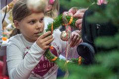 KUVA: ELMA 2015 -messuilla askarreltiin havukransseja. Kuva Messukeskus mediabank
