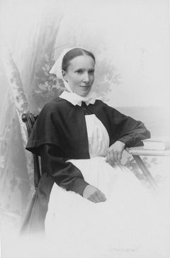 Diakonissa Erika Henriksson työskenteli hoitajana Hämeenlinnan sairaalassa 1890-luvun alussa ja 10 vuotta myöhemmin Kumpulan kartanossa toimineessa veneeristen eli sukupuolitautien sairaalassa.