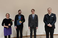 Väitöstutkijat Elina Palovuori (vas.) ja Quadrat Ullah saivat apurahan Vaasan yliopistosäätiöltä. Kuvassa myös Vaasan yliopiston tutkimuksen vararehtori Mika Grundström ja Vaasan yliopistosäätiön asiamies Ilpo Ojala. Kuva: Harri Huusko