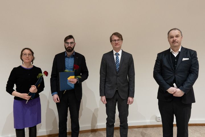 Väitöstutkijat Elina Palovuori (vas.) ja Quadrat Ullah saivat apurahan Vaasan yliopistosäätiöltä. Kuvassa myös Vaasan yliopiston tutkimuksen vararehtori Mika Grundström ja Vaasan yliopistosäätiön asiamies Ilpo Ojala. Kuva: Harri Huusko