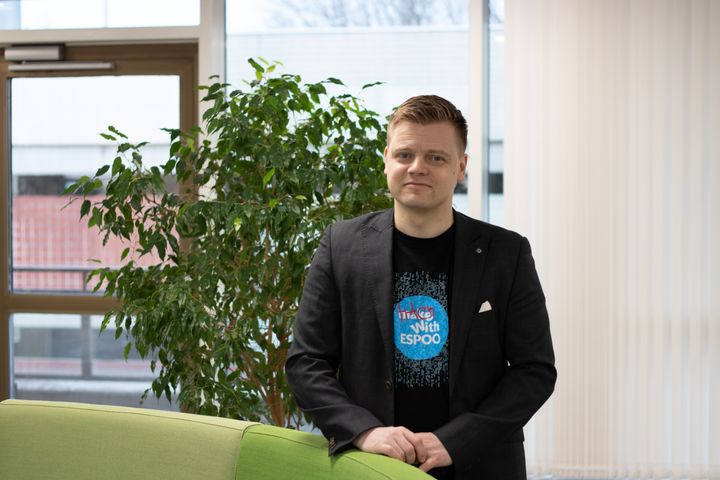 Matti Parviainen sees that his mission is to make information security as a part of everyday life also in the digital world. (Photo: Patrik Fagerström, City of Espoo)