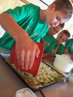 Ruokakoulu on ruokaan liittyvää tekemistä, kokemuksia ja elämyksiä 8-12-vuotiaille tytöille ja pojille. 4H-yhdistysten järjestämissä Ruokakouluissa opitaan ruoanvalmistustaitoja, edistetään paikallisen ruoan tuntemusta ja koetaan syömisen yhteisöllistä voimaa.