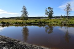 Kosteikkoa kaivetaan Pien-Rautjärveen laskevan Jyrkilänojan suulle. Kuva Antti Haapala.