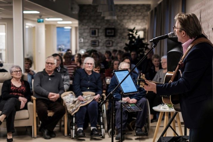 "On ollut etuoikeus päästä kohtaamaan silmästä silmään ja sydämestä sydämeen maamme rakentajat", Joel Hallikainen kiittelee.