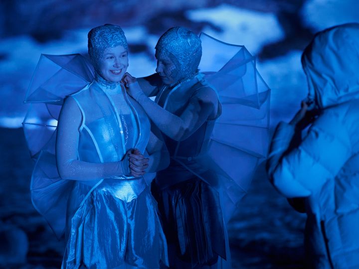 Lumikuningatar-videolla nähdään myös ensi kertaa Erika Turusen suunnittelemia pukuja. Kuva: Jouni Korhonen.