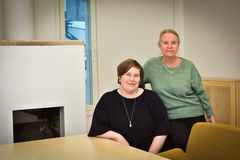 Päiväkodin johtajat (vasemmalta oikealle) Kaisa Viitanen ja Lise-Lotte Ekberg-Tallqvist ylimmän kerroksen henkilökunnan neuvottelutilassa. Neuvottelutilaan on jätetty alkuperäinen takka. Kuvaaja: Teina Ryynänen / Helsingin kaupunkiympäristö.