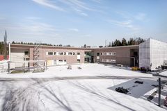 Lapti rakentaa Nokian kaupungille Myllyhaan koulun 450 alakoululaiselle. Koulun sisätiloissa pintatyöt ovat loppusuoralla ja kiintokalusteiden asennukset ovat jo hyvässä vauhdissa.
