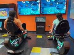 CSE Entertainmentin liikuntapelituote cylcoBEAT Sky Zone -puistossa Yhdysvalloissa. Kuva: CSE Entertainment / Veli-Matti Nurkkala