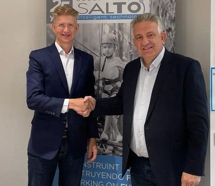 Evondosin toimitusjohtaja Eetu Koski (vas) ja Group Saltón toimitusjohtaja Jaume Saltó sopimuksen allekirjoituksen jälkeen.