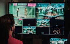 Green-screenin edessä kuvattu ja reaaliaikaisesti yleisölle streamattu konsertti yhdistettiin virtuaalitodellisuuteen rakennettuun Helsingin Senaatintorin simulaatioon. Kuva: Zoan Oy.