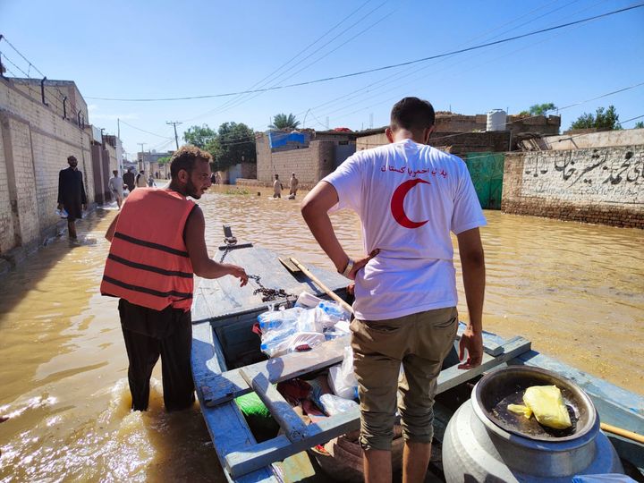 Pakistanin Punaisen Puolikuun vapaaehtoiset auttavat paikan päällä massiivisista tulvista ja maanvyöryistä kärsineitä ihmisiä. Kuva: Pakistanin Punainen Puolikuu
