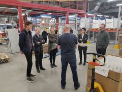 Lahden muotoiluinstituutin opiskelijoita tehdasvierailulla.