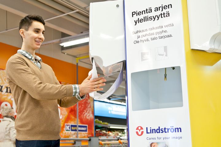 Uudenmalliset käsienpesupisteet kauppojen hedelmä- ja vihannestiskeille