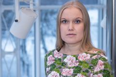 Yksi Elefanttien aika -romaanin päähenkilöistä on kulttuuriantropologian opiskelija Kirsi. "Koin tärkeäksi murentaa kuvaa omnipotentista länsimaisesta valkoisesta ihmisestä, joka ottaa tutkimansa alueen haltuun tulkitsemalla, esittämällä ja nimeämällä sen omalle yhteisölleen", kirjoittaa Riikka Palander. Kuva: Mikko Vattulainen