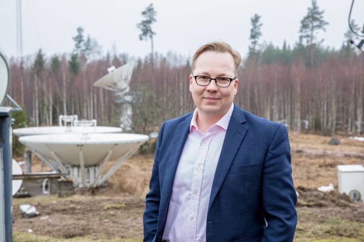 EHT-yhteistyöhankkeen ainoa suomalaisjäsen Tuomas Savolainen Aalto-yliopiston Metsähovin radiotutkimusasemalta. Kuva: Mikko Raskinen/Aalto-yliopisto