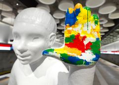 EMMA-hahmo Tapiolan metroasemalla, kuvaaja Yehia Ewis/EMMA