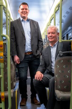 Enerqo Oy:n toimitusjohtaja Mikko Kytölä ja myyntijohtaja Mikko Summala uuden sähköbussin kyydissä. Kolme neljästä Suomen sähköbusseista ladataan Enerqon toimittamilla latausjärjestelmillä.