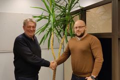 Kosken Megawatti Oy:n perustaja Ilkka Vertainen (vas.) ja Konnekuljetuksen toimitusjohtaja Mika Liimatainen kättelevät yrityskaupan päälle.