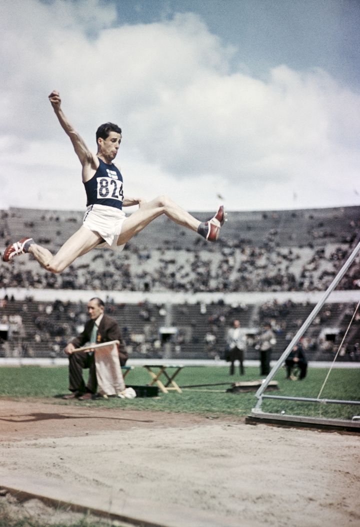 Kolmiloikkaaja Helsingin olympialaisissa 1952. Helsingin kaupunginmuseo / Finna.fi
Lisätiedot: https://www.finna.fi/Record/hkm.HKMS000005%3Akm0000mriw
Käyttöoikeus: CC BY 4.0