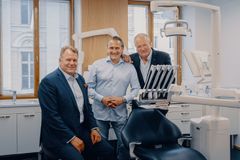 IT- ja tietoliikennemaailmasta tunnettu Harri Koponen (vas) on yksi BetterBiten perustajaosakkaista: ”Olemme Pilvisen ja Louhikosken kanssa keskustelleet parasta palvelua tarjoavan hammaslääkäriklinikan perustamisesta jo toistakymmentä vuotta, ja nyt on sen aika. BetterBiten toimintaperiaate on sama kuin missä tahansa muussa hyvin toimivassa palvelussa: ammattilaisten tulee tehdä työnsä niin, että asiakkaan tarvitsee vain nauttia hyvin suunnitelluista ja toteutetuista tuloksista.” Hammaslääkärit Petteri Louhikoski keskellä ja Heikki Pilvinen oikealla.
