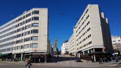 Siltasaarenkatu 13 on kuvassa oikealla puolella. Tilajakamo vuokraa huoneet kerroksista 5-7. (Kuvaaja Marjukka Haavisto)