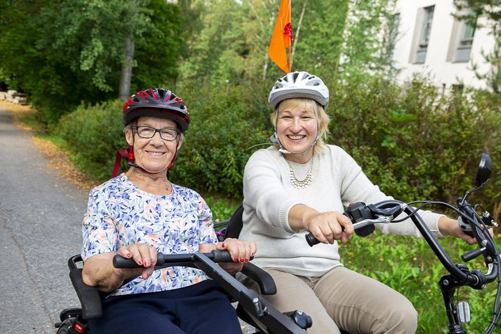 Pyöräretkellä kesäisen vihreässä kaupungissa. Kuva: Maarit Hohteri, Helsingin kaupungin aineistopankki.