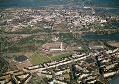 Olympiastadion ympäristöineen vuonna 1972. Kuva: SKY-FOTO Möller, Helsingin kaupunginmuseo. CC BY 4.0.