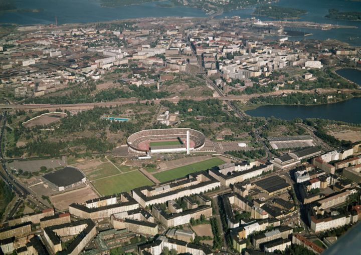 Olympiastadion ympäristöineen vuonna 1972. Kuva: SKY-FOTO Möller, Helsingin kaupunginmuseo. CC BY 4.0.