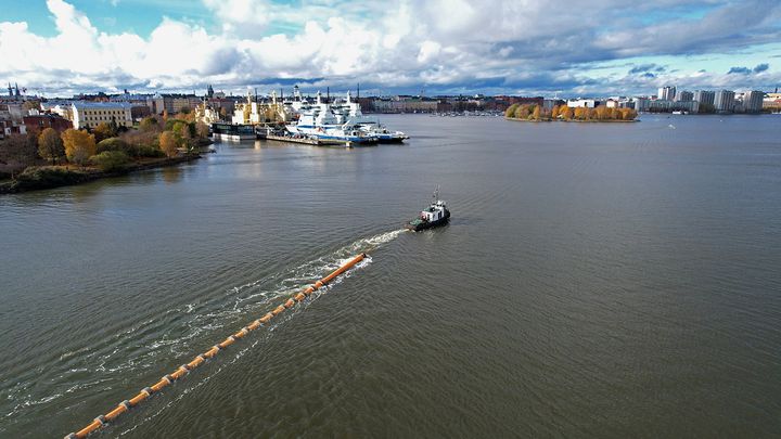 Rakensimme väliaikaisen viemäriputken Kruunuvuorenrannassa, koska siellä oli työhön vaadittava tila. Sitten 176 metriä pitkä putki uitettiin Hakaniemeen. Kuva: Mirko Soronen
