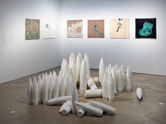 ETUALALLA/IN FRONT:
Matteo Pennacchio: Samaan aikaan, 2021. Valettu ja lasitettu posliini.
Matteo Pennacchio: Meanwhile, 2021. Casted and glazed porcelain.
SEINÄLLÄ/ON THE WALL:
Matteo Pennacchio: Sarjasta Jäljet, 2021. Kierrätetty savi, lasite, kaiverrus.
Matteo Pennacchio: From the series Marks, 2021. Recycled clay, glazes, carved.
Särkyvää - Keramiikka uuden äärellä. Ceramics Facing the New. EMMA Museum of Modern Art.
Kuva / Photo: Ari Karttunen / EMMA 2021