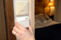 OptiWatin anturi mittaa huoneiden lämpötilaa ja ilmankosteutta.