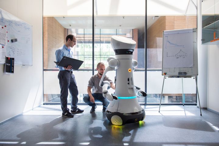 Tekoälyä tutkitaan muun muassa Aalto-yliopiston sähkötekniikan korkeakoulussa, jossa esimerkiksi älykkään robotiikan ryhmä tutkii robotiikkaa, tietokonenäköä sekä koneoppimista. (kuva: Markus Sommers)