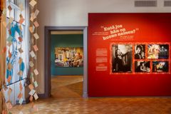 Filmens och tv-dramats bild av Helsingfors norr om Långa bron granskas ur såväl brotts- och kärlekssynvinkel som ur familjers och kompisskapets perspektiv. Står den sedan 1920-talet inrotade myten om ett tillhåll för brottslingar, fyllon och fördärvade ungdomar fortfarande på sig? Bild: Maija Astikainen / Helsingfors stadsmuseum