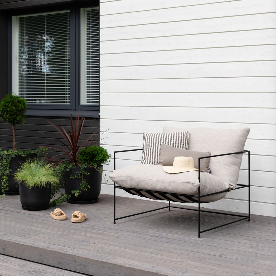 Siro Maxi -nojatuolissa kevyt teräsrunko yhdistyy muhkeisiin pehmusteisiin.