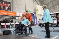 Apuvälineradalla saa oppia miten apuvälineillä liikutaan oikein, ja miten avustetaan turvallisesti.