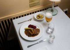 Ravintola Eliten kanta-asiakkaisiin kuulunut taiteilija Vesa-Matti Loiri sai ravintolan legendaarisen taiteilijapöytään muistolaatan ja ruokalistalle nimikkoannoksena perinteisen läskisoosin. Kuva: Elite