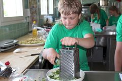 På basen av den erfarenhet och respons vi fått främjar barnens deltagande i matskolan matens uppskattning i barnfamiljerna.