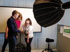 Bisnes Lande -hankkeeseen osallistunut yrittäjä Vesa Liupakka esittelee ottamiaan kuvia projektikoordinaattori Päivi Hakkaraiselle ja yrittäjä Milja Kemppaiselle. Kuva: Sanna Kiuru