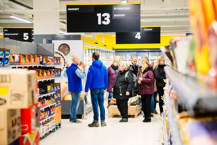 Tesoman uusi, 1800-neliöinen S-market on Tampereen ensimmäinen uuden ilmeen S-market. Ryhmäpäällikkö Sami Hieta-aro (vas.) esitteli maanantain etkoilla uutta kauppaa hyvillä mielin. Kuva: Jukka Salminen