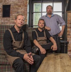Chef Battlea vauhdittaa tulinen cocktailshow, josta vastaavat drinkkitaiturit Riku Hailio (vas.) ja Kim Rantanen (kesk.). Oikealla tapahtuman juontaja Hande Huhtinen. Kuva: Esa Pitkälä