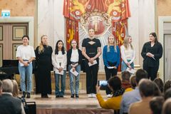 VM-medaljörerna i cheerleading Felicia Backström, Adeliina Hakala, Jemina Jylhä, Nea Kieslich, Fanni Koivusaari, Minea Mäkinen, Elli Niemi och Viivi Norback samt VM-medaljör i ishockey Jenniina Kuoppala. Bild: Christoffer Björklund