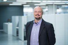 ”Odotan innolla, että pääsen kaivautumaan ja keskittymään kompleksisiin haasteisiin kädet savessa”, Peter Ylén toteaa.