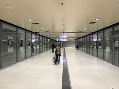 Hakaniemen metroaseman lippuhallin uusittuihin liiketiloihin haetaan nyt vuokralaisia.