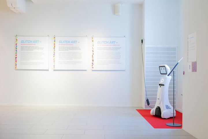 Amy-robotti Kuntsin modernin taiteen museon Glitch Art -näyttelyssä, kuva: Jukka Vähälummukka